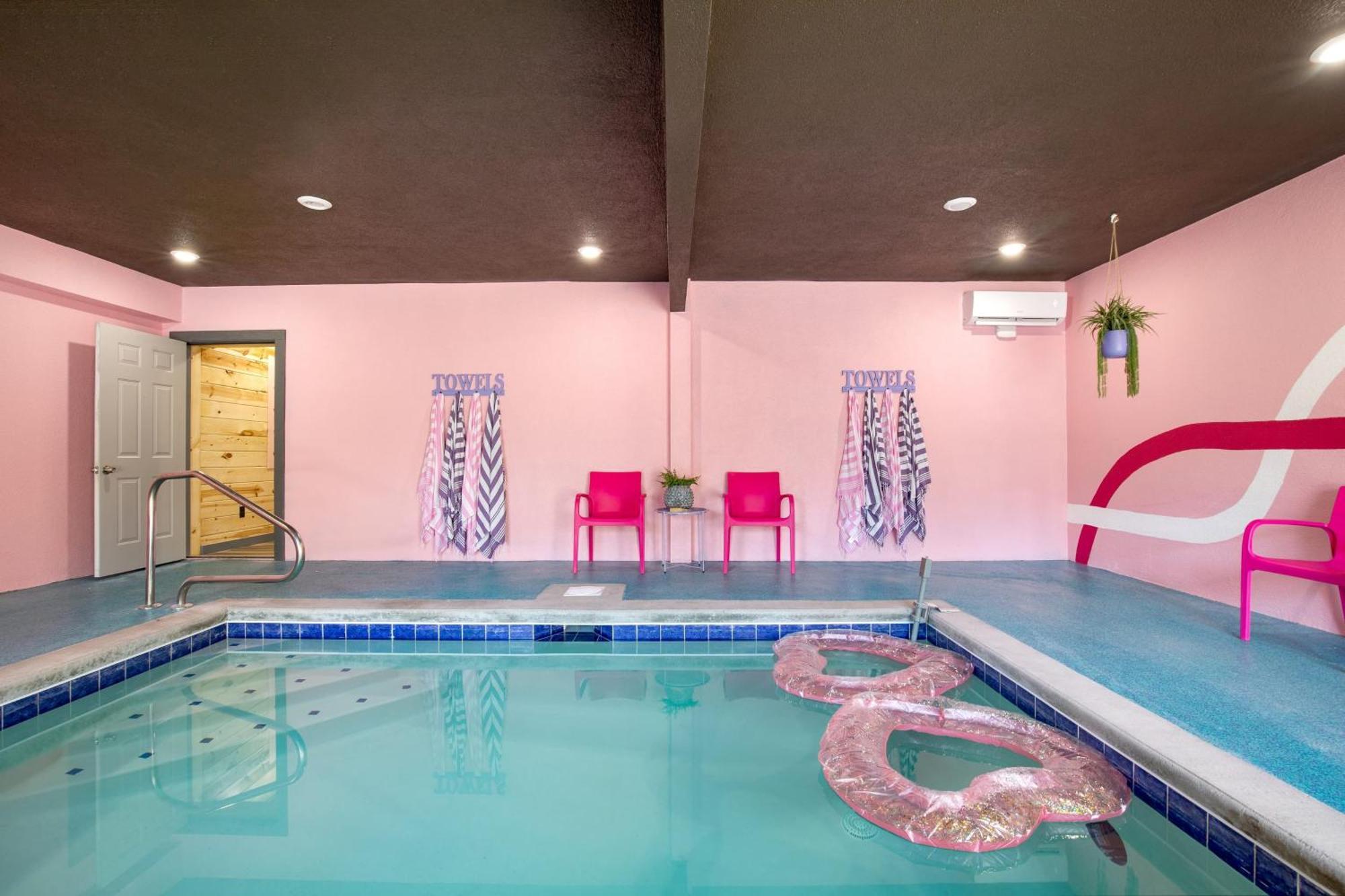 Holiday home Pink Pines Avantstay Luxury Aesthetic Dream Indoor Pool Hot Tub