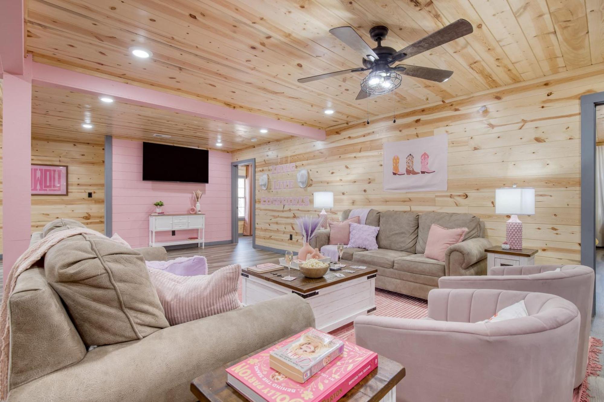 Holiday home Pink Pines Avantstay Luxury Aesthetic Dream Indoor Pool Hot Tub Pigeon Forge
